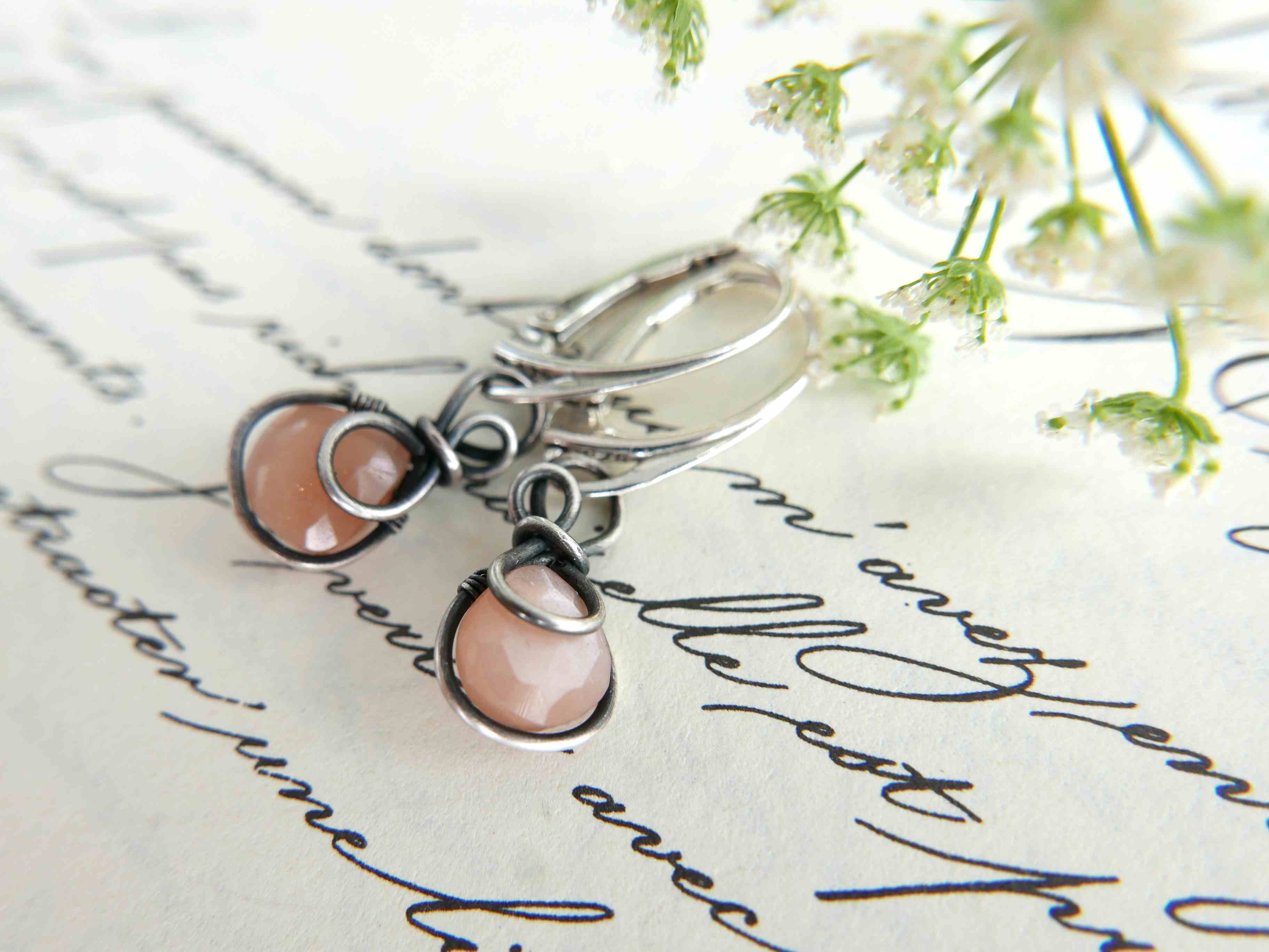 stribrne nausnice s mesicnim kamenem